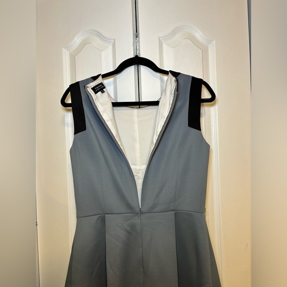 Tahari - Elegant Chic Professional Gray and Black Sleeveless Dress in Size 6 - Picture 3 of 4